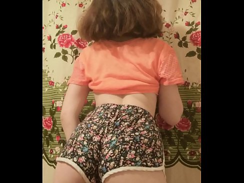 ❤️ Leanabh òg sexy a ’toirt dheth na shorts aice air a’ chamara ❤️  Bhidio fucking  aig gd.hentaiser.ru ❤
